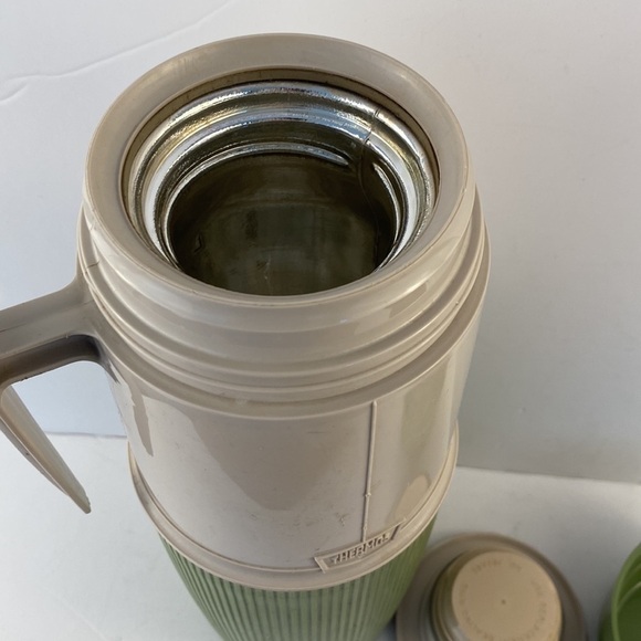 Vintage Thermos Narrow neck Glass Lined Large green cream handle ribbed 4 cups - Picture 6 of 10